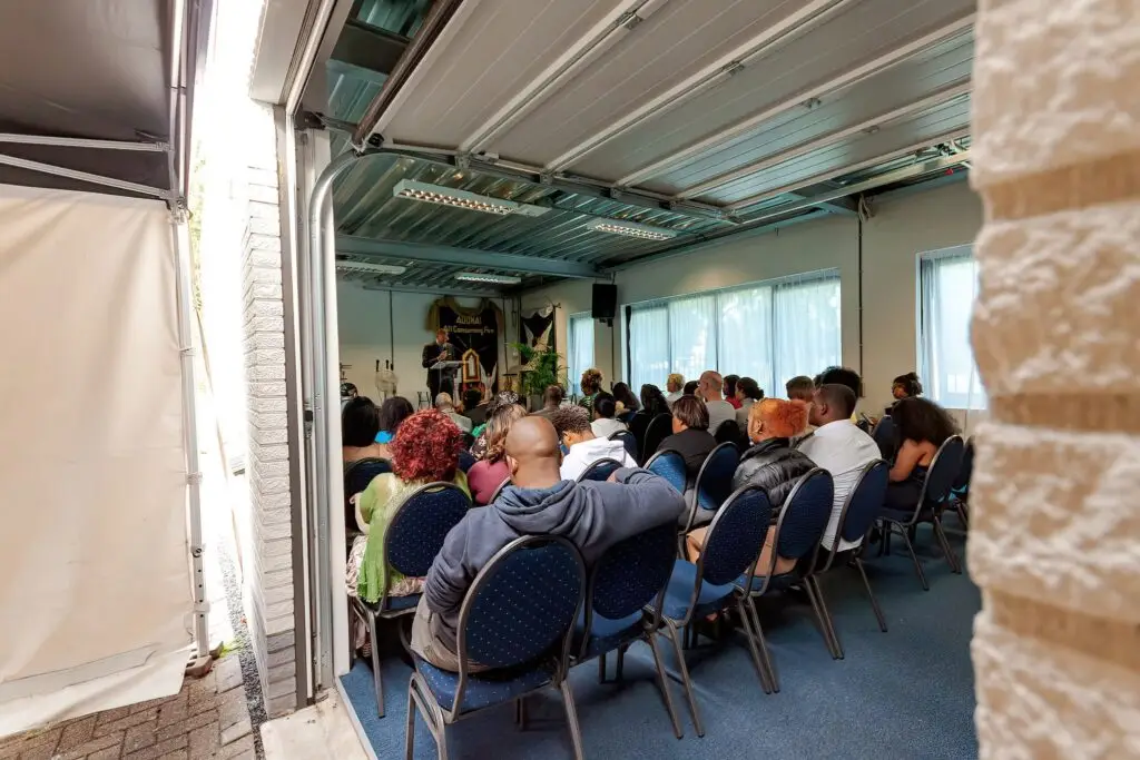 Bezoekers tijdens een samenkomst van Apostolic Center JMI.